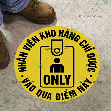 DS_026A, tấm dán sàn nhân viên kho hàng chỉ được vào qua điểm này