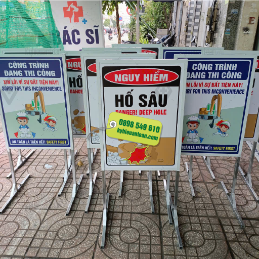 Bảng công trình đang thi công – nguy hiểm hố sâu
