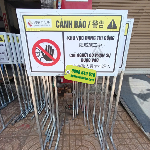 Bảng cảnh báo khu vực đang thi công song ngữ Việt Trung