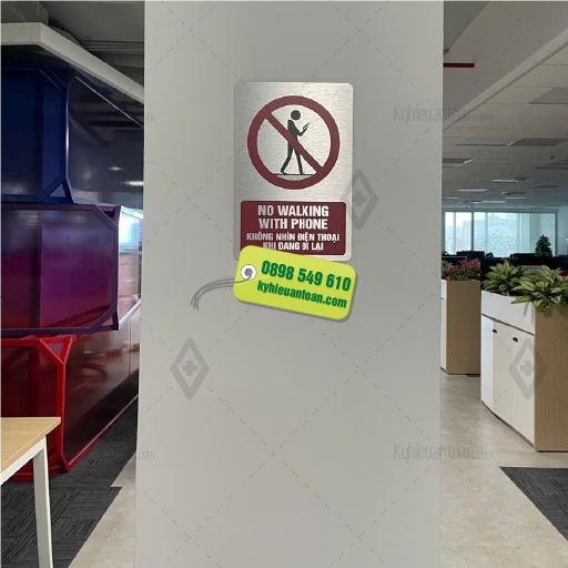No Walking With Phone - Không nhìn điện thoại khi đang đi lại