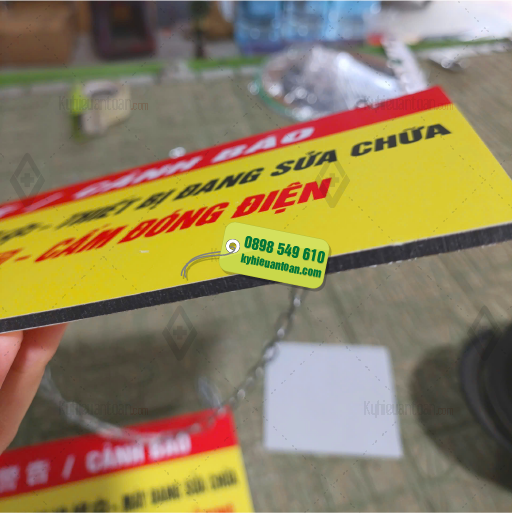 TAG-044C_bang_canh_bao_may_dang_sua_chua_viet_trung